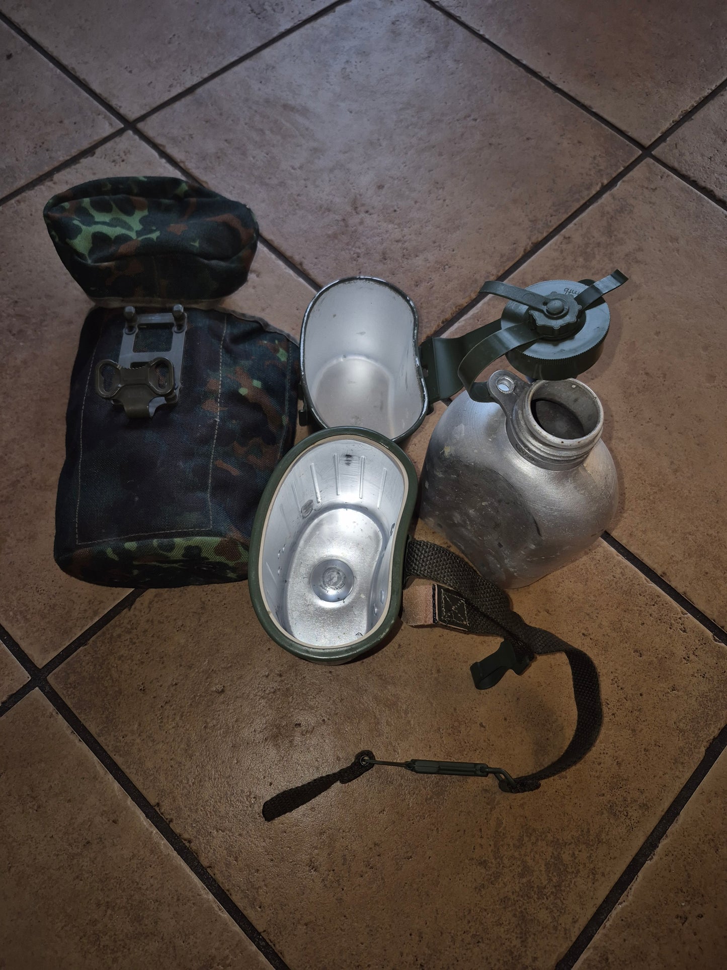 Original Bundeswehr Trinklasche Kochgeschirr mit Tasche Flecktarn