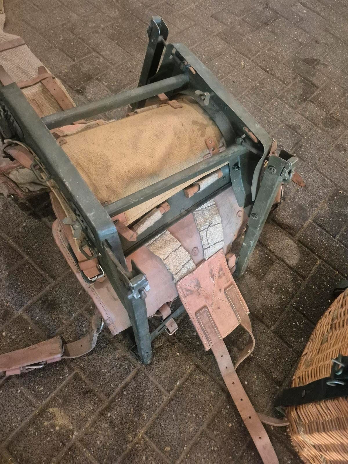Original Packsattel ehemalige Jugoslawischen Volksarmee mit Körbe
