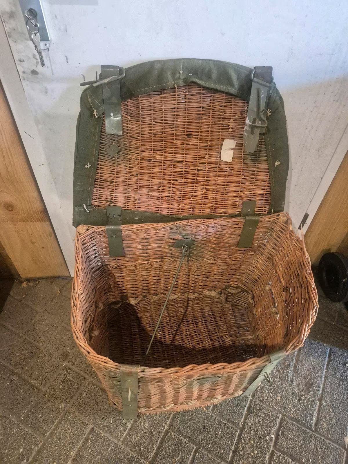 Original Packsattel ehemalige Jugoslawischen Volksarmee mit Körbe