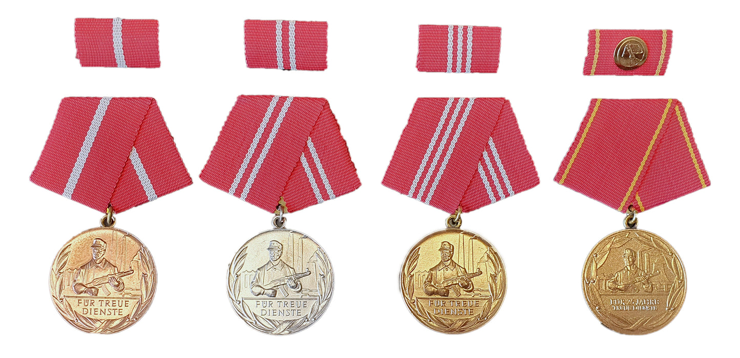 Original Medaille DDR NVA Kampfgruppe kompletter Satz Bronze Silber Gold Revers
